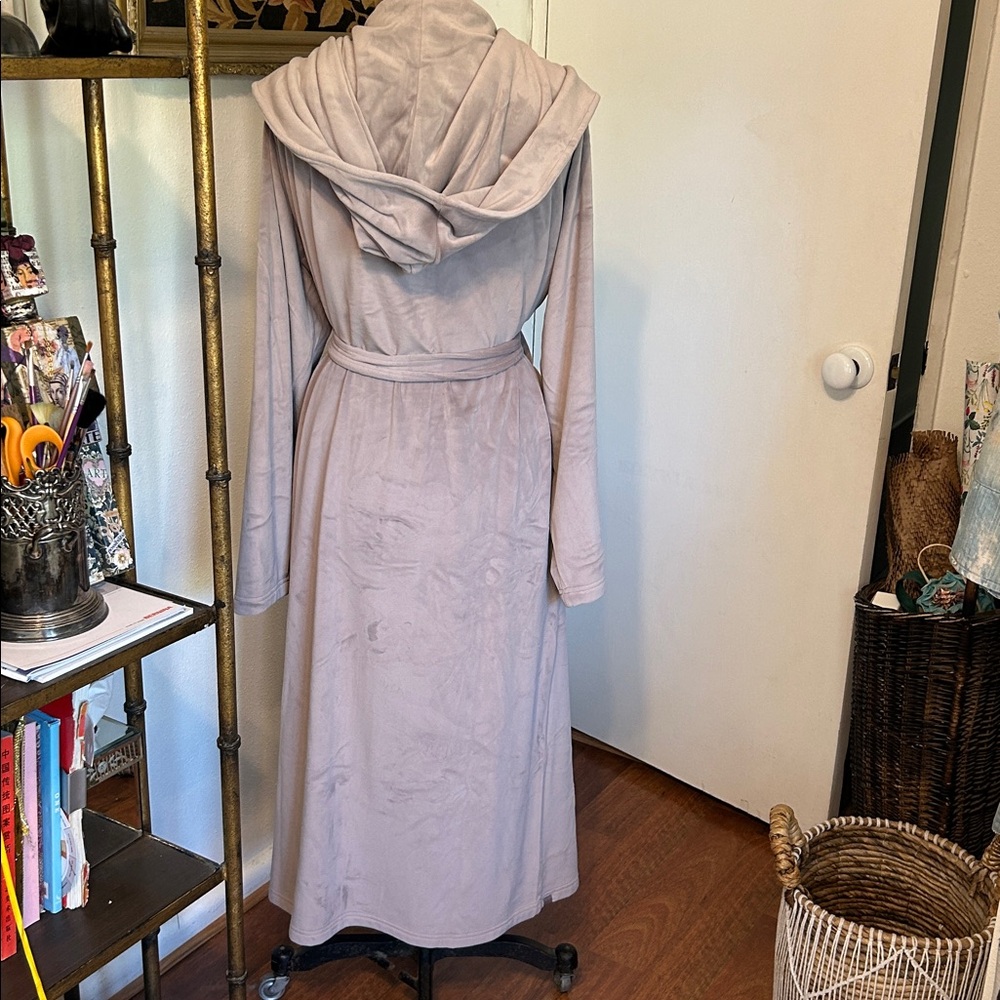 Barefoot Dreams Luxe Chic Soft Taupe Pinkish Robe with Hood - Picture 5 of 9